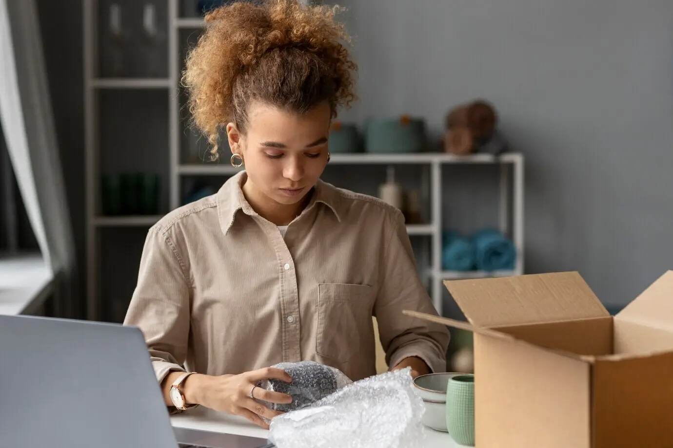 Молодая женщина организует лайв-шоп.