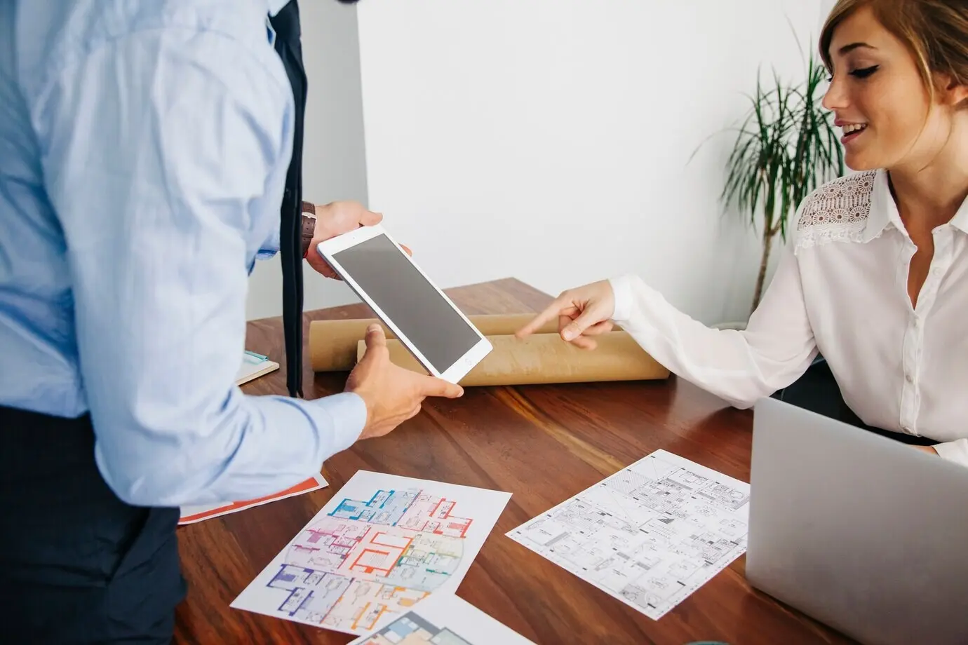 Деловые люди из сферы недвижимости с планшетом